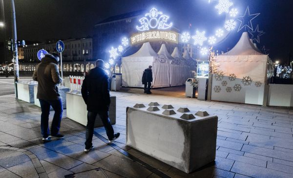 Concrete blocs aiming to prevent terror attacks are placed on December 20, 2016 close to a Christmas market in Hamburg, northern Germany - Sputnik International