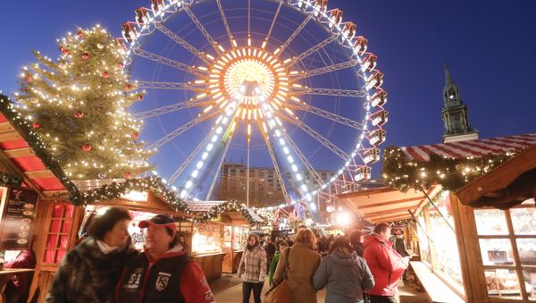 People walk over the Christmas market near the city hall in Berlin two days after a truck ran into a crowd, killing several people - Sputnik International