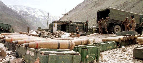 Indian soldiers prepare ammunitions at an artillery position in the Himalayas near Drass in Kashmir. (File) Indian soldiers prepare ammunitions at an artillery position in the Himalayas near Drass in Kashmir. (File) - Sputnik International