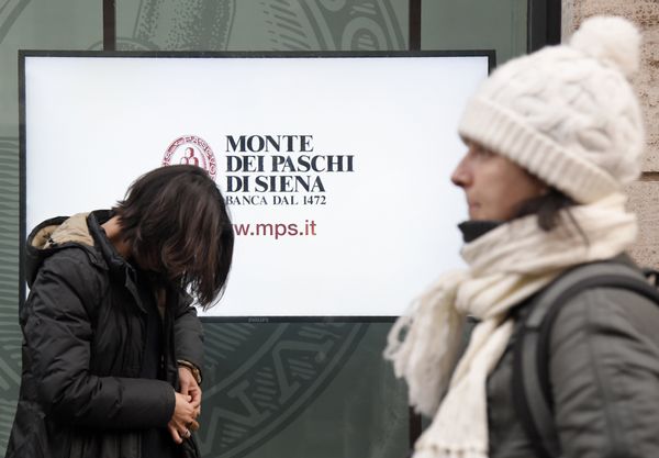 People walk past an office of Italian bank the Monte Dei Paschi di Siena on December 9, 2016 in Rome People walk past an office of Italian bank the Monte Dei Paschi di Siena on December 9, 2016 in Rome - Sputnik International