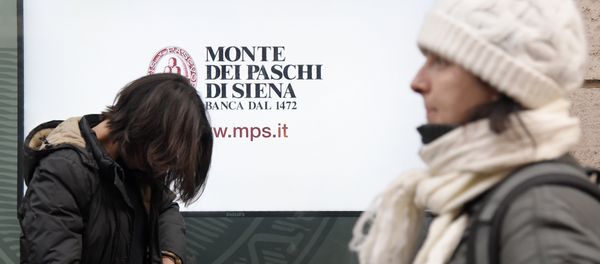 People walk past an office of Italian bank the Monte Dei Paschi di Siena on December 9, 2016 in Rome - Sputnik International
