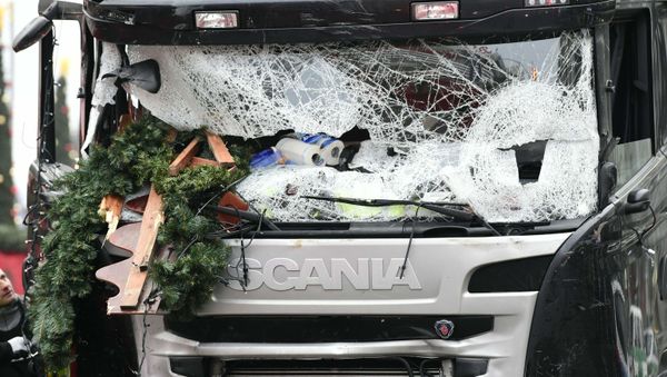 View of the truck that crashed the evening before into a christmas market at Gedдchtniskirche church on early December 20, 2016 in Berlin - Sputnik International