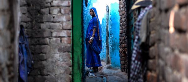 An Indian woman looks on as she stands outside her house in the Kathputli Colony in New Delhi on December 20, 2016 - Sputnik International