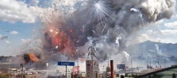 A massive explosion guts Mexico's biggest fireworks market in Tultepec - Sputnik International