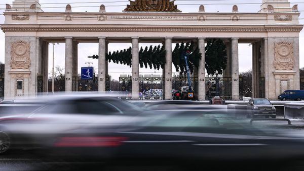 A Christmas tree is assembled at the entrance to Gorky Park - Sputnik International