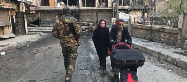 Residents in a liberated neighborhood of eastern Aleppo in Syria - Sputnik International