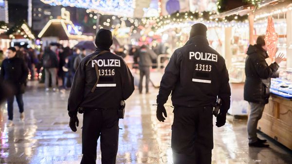 Police patrols at the reopened Christmas market near the Kaiser Wilhelm Memorial Church in Berlin on December 22, 2016 - Sputnik International