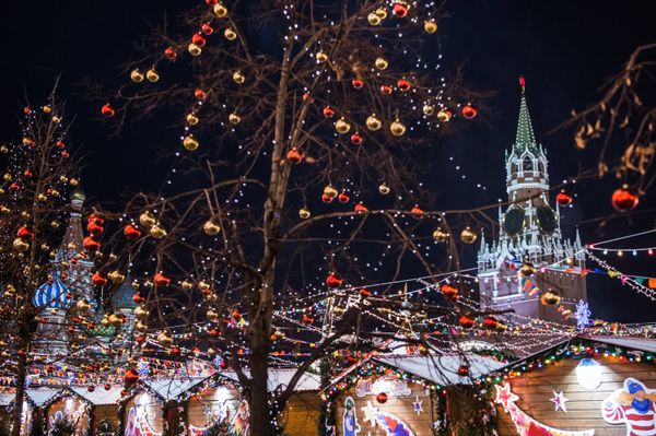 Festive illumination and the Spasskaya Tower of the Moscow Kremlin in Red Square - Sputnik International