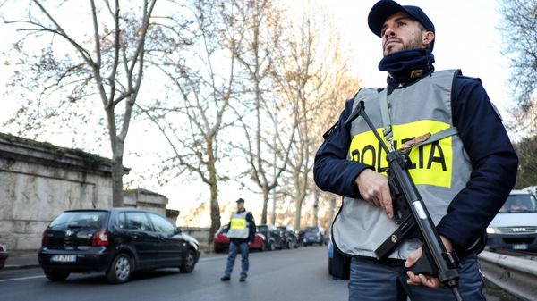 Italian police officers stand guard at a security check-point in a central street of Rome - Sputnik International