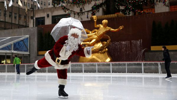 A man dressed as Santa Claus ice skates at The Rink At Rockefeller Center on Christmas Eve in Manhattan, New York City, U.S - Sputnik International