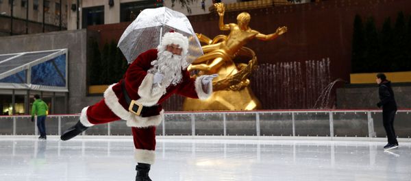 A man dressed as Santa Claus ice skates at The Rink At Rockefeller Center on Christmas Eve in Manhattan, New York City, US. A man dressed as Santa Claus ice skates at The Rink At Rockefeller Center on Christmas Eve in Manhattan, New York City, US. - Sputnik International