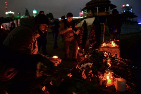 People place candles to honour passengers and crew members of Russian military Tu-154 plane crashed into the Black Sea on its way to Syria on Sunday,  in the resort city of Sochi, Russia - Sputnik International