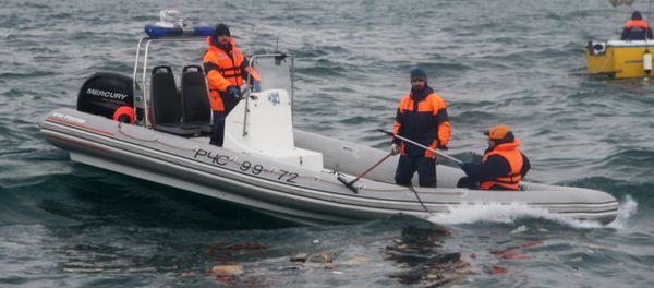 A rescue operation on the Black Sea coast at the crash site of Russian Defense Ministry's TU-154 aircraft - Sputnik International