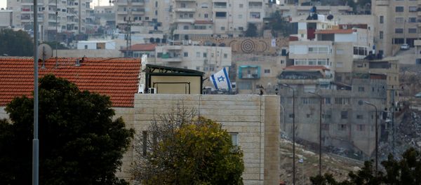 A building can be seen in the Israeli settlement of Maale Edumim, in the occupied West Bank, in the background the Palestinian village of Azariya is seen on the edge of Jerusalem, December 24, 2016 - Sputnik International