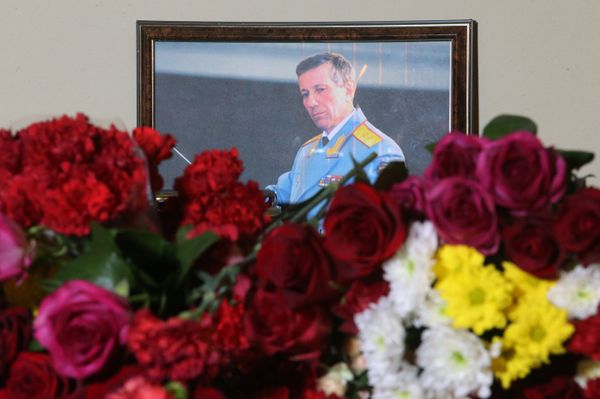 A photo of Russian Army Bandmaster Lieutenant General Valery Khalilov, who died in the Russian Defense Ministry's TU-154 crash, is seen here outside the building of The Alexandrov Academic Ensemble of Song and Dance of the Russian Army in Moscow - Sputnik International