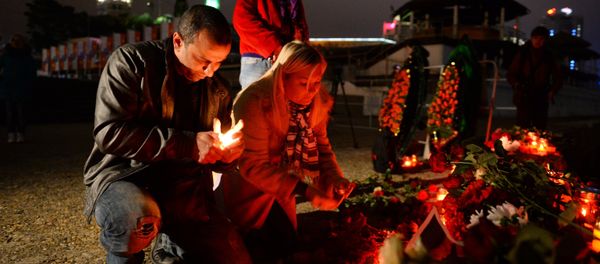 City residents attend a vigil in Sochi where a Russian Defense Ministry's TU-154 airplane crashed off the Black Sea coast City residents attend a vigil in Sochi where a Russian Defense Ministry's TU-154 airplane crashed off the Black Sea coast - Sputnik International