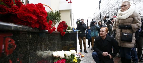 People pay tribute to passengers and crew members of Russian military Tu-154 plane crashed into the Black Sea, near a makeshift memorial outside the headquarters of the Alexandrov Ensemble, also known as the Red Army Choir, in Moscow, Russia December 25, 2016 - Sputnik International