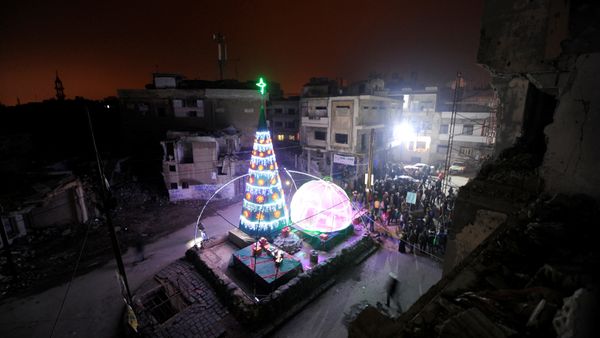 People gather by a Christmas tree near damaged buildings during Christmas eve in al-Hamidiyah neighbourhood in the old city of Homs, Syria December 24, 2016 People gather by a Christmas tree near damaged buildings during Christmas eve in al-Hamidiyah neighbourhood in the old city of Homs, Syria December 24, 2016 - Sputnik International