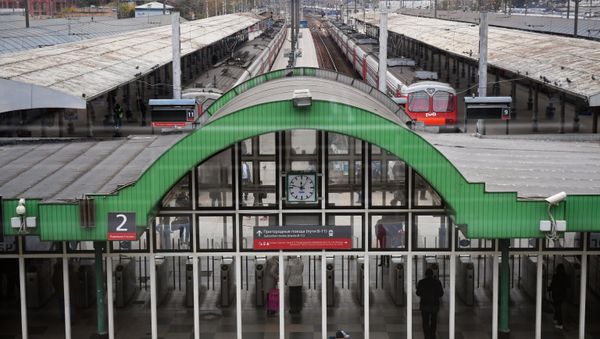 Passengers at the entrance to the suburban train platform at the Yaroslavsky railway terminal in Moscow - Sputnik International