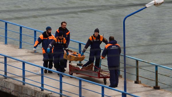 Rescuers carry the body of a victim of Russian Defense Ministry's TU-154 crash on the Black Sea coast off Sochi Rescuers carry the body of a victim of Russian Defense Ministry's TU-154 crash on the Black Sea coast off Sochi - Sputnik International
