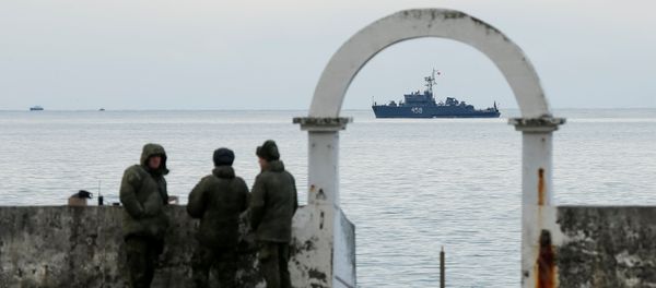 Military personnel watch on a pier as navy ship sails near the crash site of a Russian military Tu-154 plane, which crashed into the Black Sea on its way to Syria on Sunday, in the Black Sea resort city of Sochi, Russia, December 26, 2016 - Sputnik International