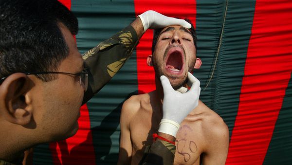 An Indian Army officer checks the teeth (File) An Indian Army officer checks the teeth (File) - Sputnik International