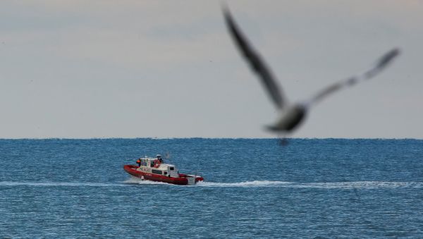 A boat of Russian Emergencies Ministry sails near the crash site of a Russian military Tu-154 plane, which crashed into the Black Sea on its way to Syria on Sunday, in the Black Sea resort city of Sochi, Russia, December 26, 2016 - Sputnik International