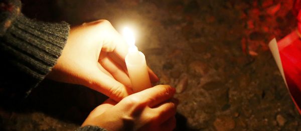 A woman places a candle to honour passengers and crew members of Russian military Tu-154 plane crashed into the Black Sea on its way to Syria on Sunday, at an embankmen in the resort city of Sochi, Russia December 25, 2016 A woman places a candle to honour passengers and crew members of Russian military Tu-154 plane crashed into the Black Sea on its way to Syria on Sunday, at an embankmen in the resort city of Sochi, Russia December 25, 2016 - Sputnik International