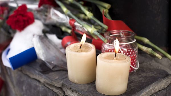 Flowers at Russian embassy in honoring victims of Tu-154 crash in Sochi - Sputnik International