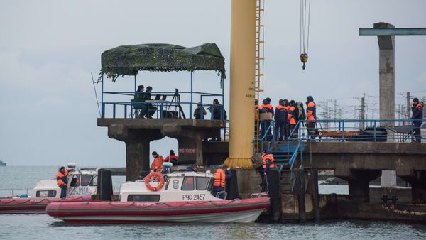 Russian rescuers gather along the shores of the Black Sea at Sochi the day after a Russian military plane crashed, on December 26, 2016 - Sputnik International