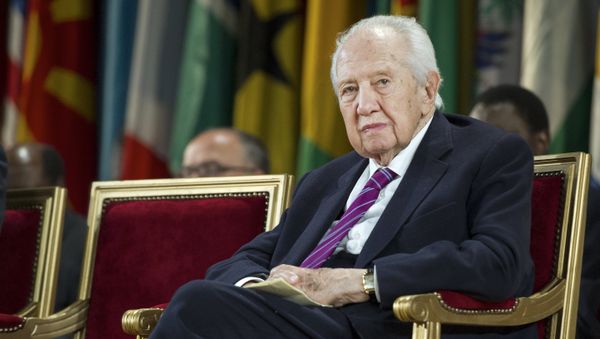 Former Portuguese President and President of the jury of the Felix Houphouet-Boigny Peace Prize, Mario Soares, attends to the award ceremony honoring French President who was officially awarded at the Unesco headquarters in Paris, on June 5, 2013 - Sputnik International