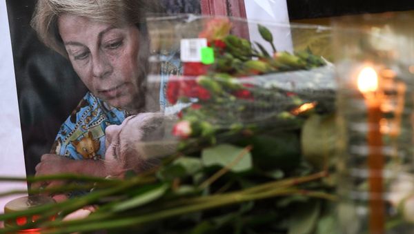 Flowers outside the Fair Aid International Public Organization in memory of Yelizaveta Glinka (Doctor Liza), who died in the Russian Defense Ministry's TU-154 aircraft crash off the Black Sea coast near Sochi - Sputnik International