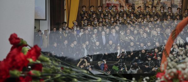 Flowers lay in front of a photo of a well-known military choir lays flowers at the military choir's building in Moscow, Russia, Sunday, Dec. 25, 2016, after a plane carrying 64 members of the Alexandrov Ensemble, crashed into the Black Sea minutes after taking off from the resort city of Sochi - Sputnik International