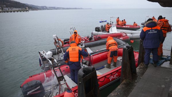 Ministry of Emergency Situations employees prepare rescue boats at a pier just outside Sochi, Russia, Monday, Dec. 26, 2016 - Sputnik International