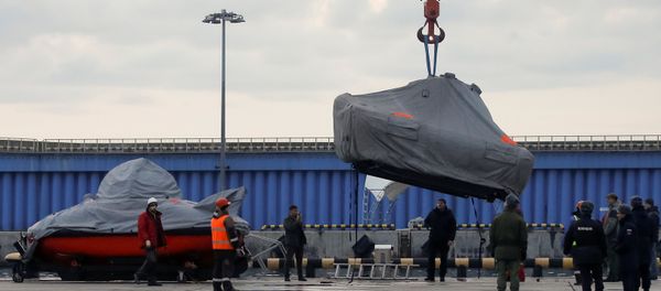 Specialists unload submersibles for underwater search, after Russian military Tu-154 crashed into the Black Sea on its way to Syria on Sunday, at a port of the Black Sea resort city of Sochi, Russia December 26, 2016 - Sputnik International
