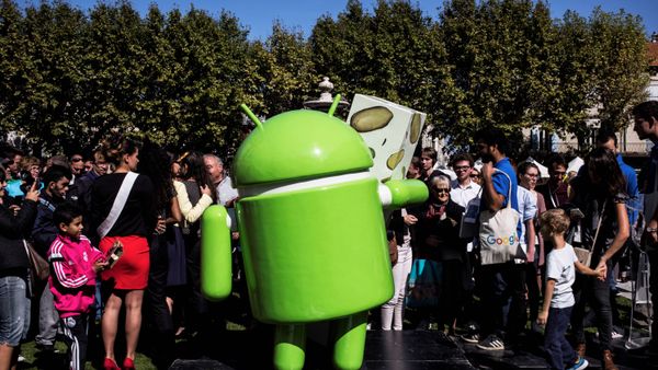 People stand next to a statue donated by Google during its inauguration on September 21, 2016 in Montelimar, as Google decided to launch a new version of the android operating system called Android 7.0 or Nougat - Sputnik International