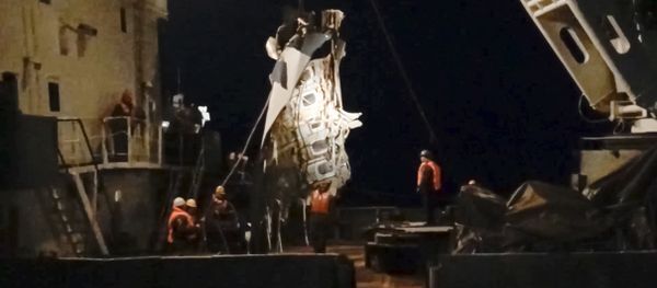 In this late Monday, Dec. 26, 2016 frame grab image provided by the Russian Emergency Situations Ministry Press Service, ministry employees lift a fragment of a plane in the Black Sea, outside Sochi, Russia - Sputnik International