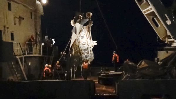 In this late Monday, Dec. 26, 2016 frame grab image provided by the Russian Emergency Situations Ministry Press Service, ministry employees lift a fragment of a plane in the Black Sea, outside Sochi, Russia In this late Monday, Dec. 26, 2016 frame grab image provided by the Russian Emergency Situations Ministry Press Service, ministry employees lift a fragment of a plane in the Black Sea, outside Sochi, Russia - Sputnik International