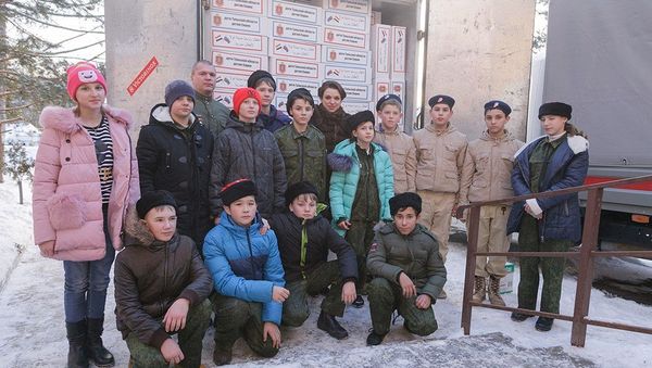 Students in Tula pose for a photo in front of over 500 boxes of gifts for children in Syria - Sputnik International