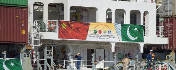 In this photograph taken on November 13, 2016, Pakistani personnel stand on a ship carrying containers at the Gwadar port, some 700 kms west of Karachi, during the opening ceremony of a pilot trade programme between Pakistan and China - Sputnik International