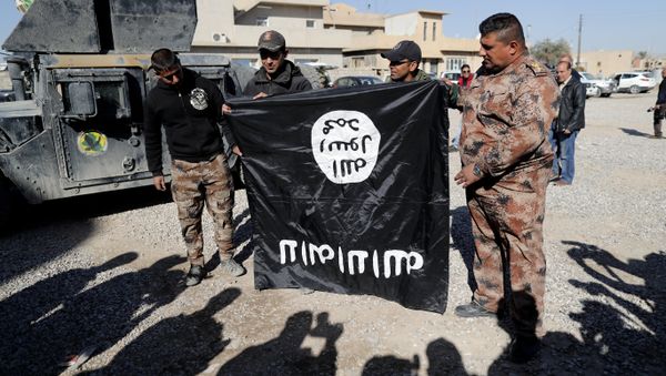 Iraqi army soldiers hold a flag from the Islamic State (IS) jihadist group up-side-down on November 23, 2016, near an Iraqi army base in the outskirts of Mosul - Sputnik International