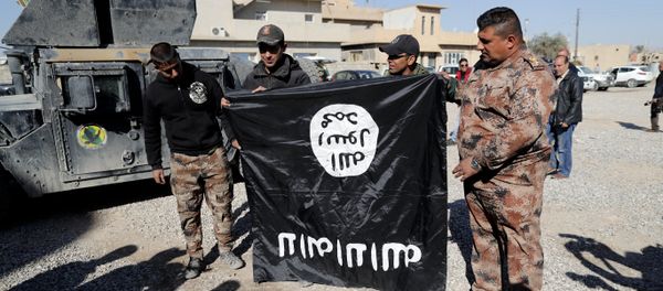 Iraqi army soldiers hold a flag from the Islamic State (IS) jihadist group up-side-down on November 23, 2016, near an Iraqi army base in the outskirts of Mosul Iraqi army soldiers hold a flag from the Islamic State (IS) jihadist group up-side-down on November 23, 2016, near an Iraqi army base in the outskirts of Mosul - Sputnik International