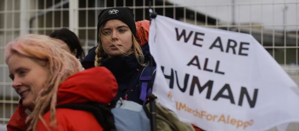 Demonstrators wait for the launch of the Civil March for Aleppo at the air field of the former airport Tempelhof in Berlin, Monday, Dec. 26, 2016 - Sputnik International