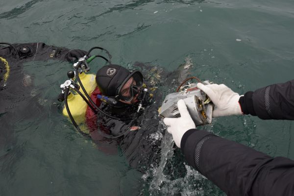 A Russian Emergency Ministry diver lifts a fragment of a plane in the Black Sea, outside Sochi, Russia, Tuesday, Dec. 27, 2016 A Russian Emergency Ministry diver lifts a fragment of a plane in the Black Sea, outside Sochi, Russia, Tuesday, Dec. 27, 2016 - Sputnik International