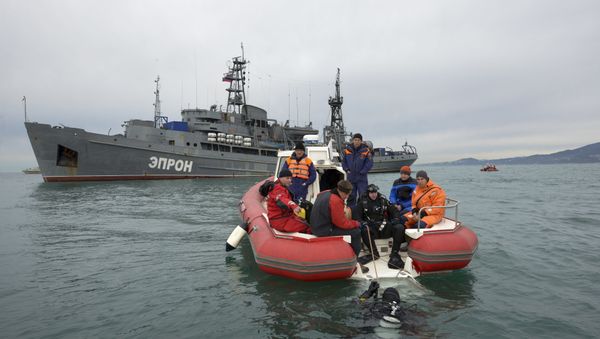 Russian Emergency Ministry divers prepare to search fragments of a plane in the Black Sea, outside Sochi, Russia, Tuesday, Dec. 27, 2016 - Sputnik International