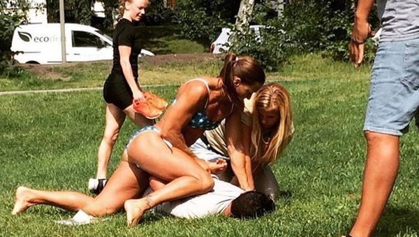 In this photo provided by Jenny Kitsune Adolffson Swedish police officer Mikaela Kellner is pinning a man to the ground who is suspected to have stolen a friend's mobile phone as she said, in Stockholm Sweden, Wednesday, July 27, 2016 In this photo provided by Jenny Kitsune Adolffson Swedish police officer Mikaela Kellner is pinning a man to the ground who is suspected to have stolen a friend's mobile phone as she said, in Stockholm Sweden, Wednesday, July 27, 2016 - Sputnik International