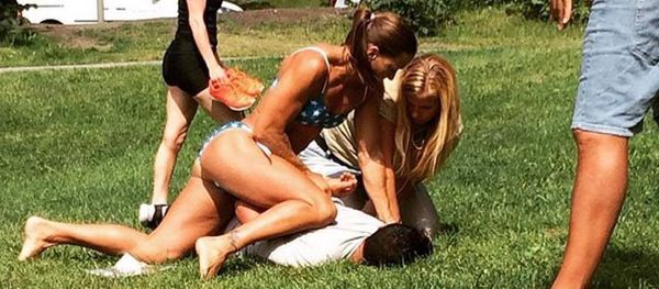 In this photo provided by Jenny Kitsune Adolffson Swedish police officer Mikaela Kellner is pinning a man to the ground who is suspected to have stolen a friend's mobile phone as she said, in Stockholm Sweden, Wednesday, July 27, 2016 In this photo provided by Jenny Kitsune Adolffson Swedish police officer Mikaela Kellner is pinning a man to the ground who is suspected to have stolen a friend's mobile phone as she said, in Stockholm Sweden, Wednesday, July 27, 2016 - Sputnik International