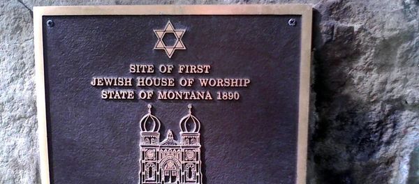 Commemorative marker, placed 2001 by the Jewish American Society for Historic Preservation, showing original building design with domes that were removed in the 1930s remodel of the building Commemorative marker, placed 2001 by the Jewish American Society for Historic Preservation, showing original building design with domes that were removed in the 1930s remodel of the building - Sputnik International
