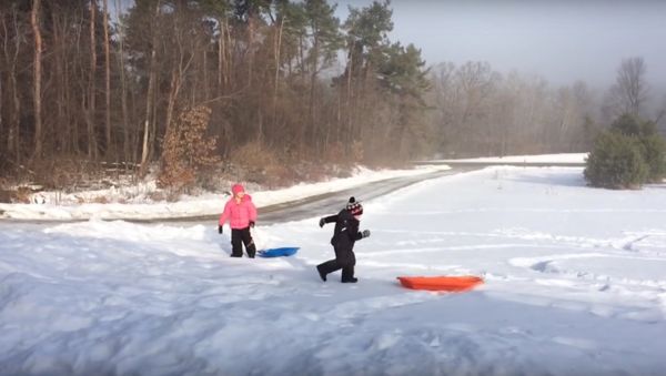 Christmas Sled Gets Away from Boy - Sputnik International