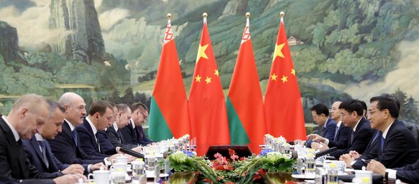 Belarusian President Alexander Lukashenko (3nd-L) meets with Chinese Premier Li Keqiang (R) at the Great Hall of the People in Beijing (File) - Sputnik International